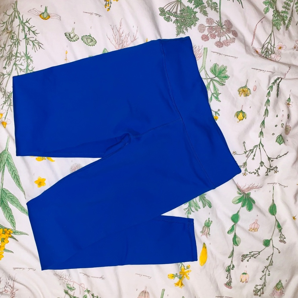 Blue fabletics leggings.